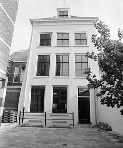 853706 Gezicht op de achtergevel van het na brand herstelde pand Oudegracht 267 te Utrecht.